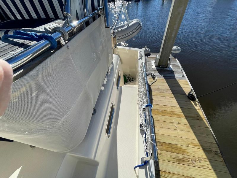 2005 Mainship 430 Aft Cabin 3SR Trawler