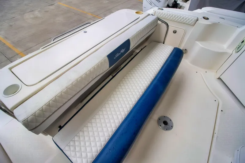  Yacht Photos Pics 2005 Sea Ray 340 Sundancer boat seating area with white and blue upholstery.