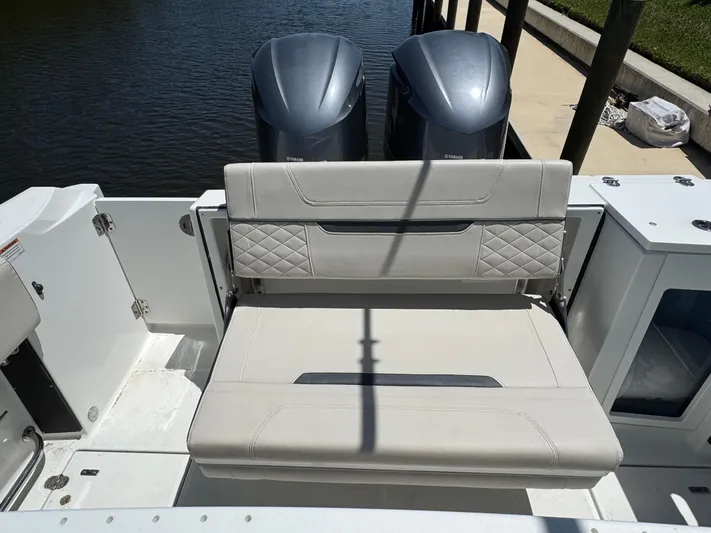  Yacht Photos Pics 2021 Blackfin 272 CC boat with dual engines and cushioned seating.