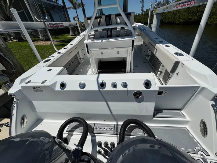  Yacht Photos Pics 2021 Blackfin 272 CC boat interior, featuring spacious deck and modern controls.