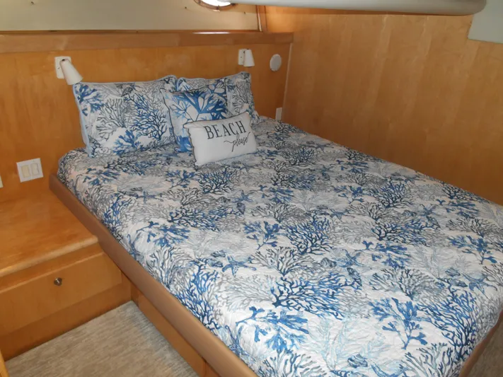 Lucky Yacht Photos Pics Cozy bedroom in 2001 Californian 39 yacht with nautical-themed bedding.