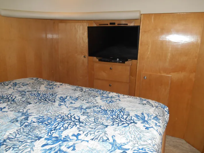 Lucky Yacht Photos Pics Bedroom interior of 2001 Californian 39 yacht with TV and patterned bedding.