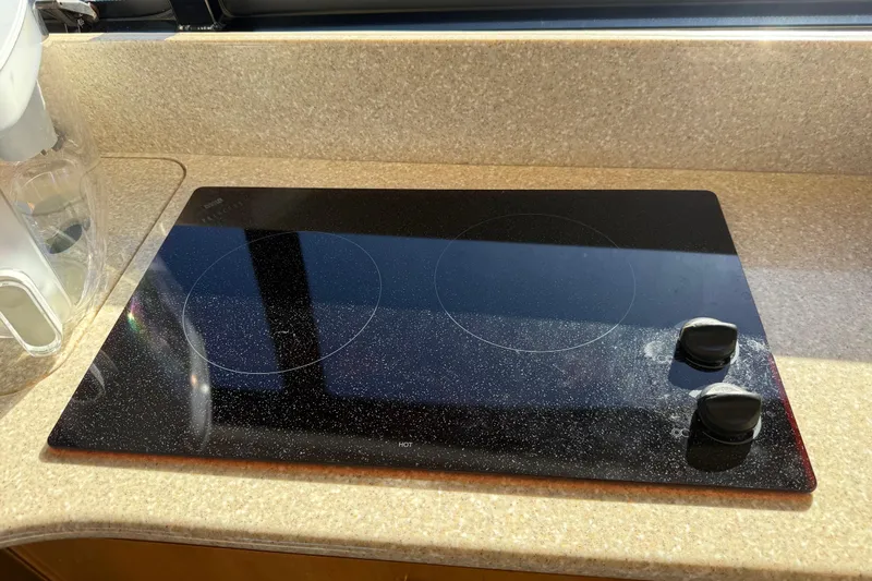  Yacht Photos Pics Ceramic cooktop on 2004 Meridian 411 Sedan yacht kitchen counter.