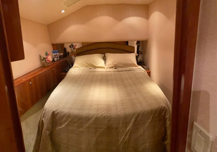  Yacht Photos Pics Luxurious bedroom interior of 2005 Hatteras 50 Convertible yacht with cozy bedding.