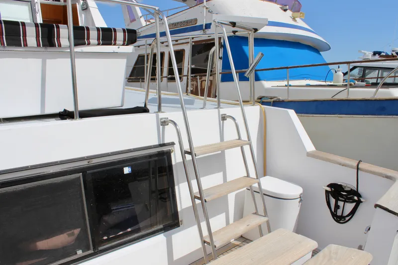 Rc Venture Yacht Photos Pics 1989 Ocean Alexander 44 yacht deck with ladder and seating area.