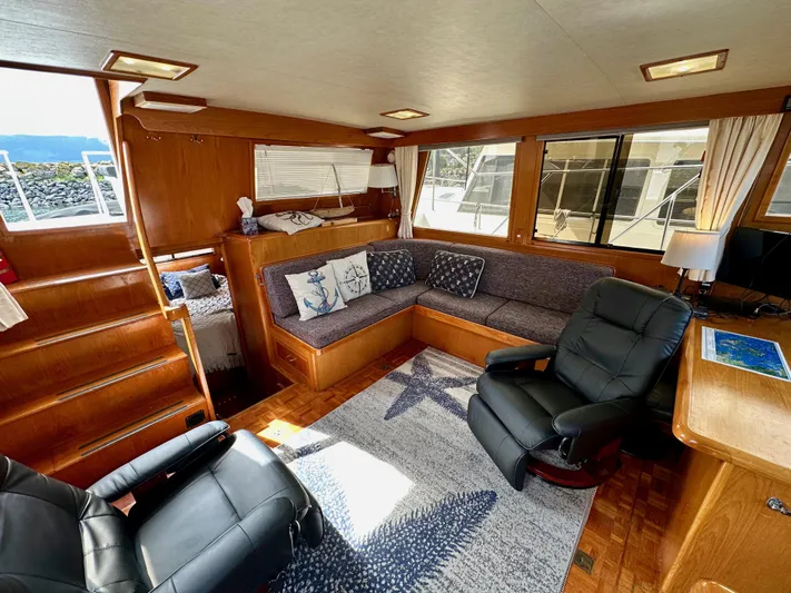 Rc Venture Yacht Photos Pics Luxurious 1989 Ocean Alexander 44 yacht interior with cozy seating and elegant wood finishes.