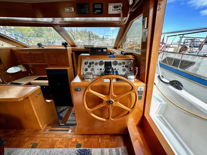 Rc Venture Yacht Photos Pics 1989 Ocean Alexander 44 yacht helm with wooden steering wheel and control panel.