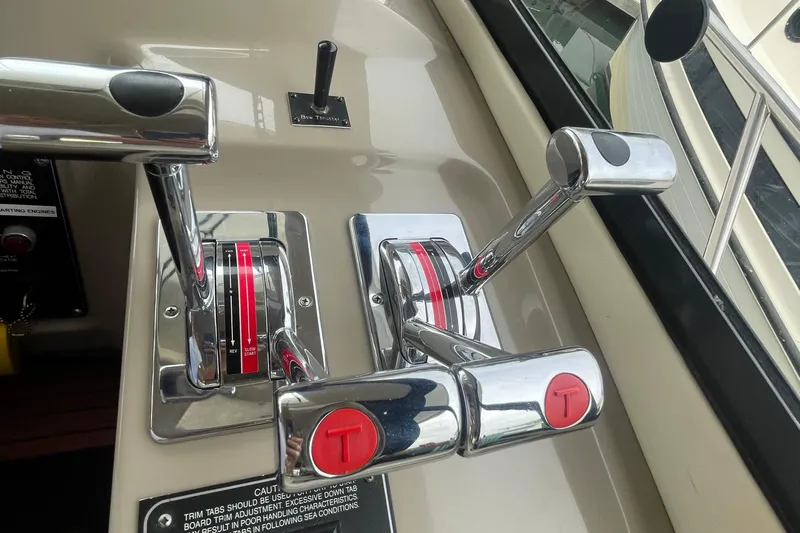  Yacht Photos Pics 1999 Bayliner 3988 Motoryacht throttle controls and bow thruster lever.