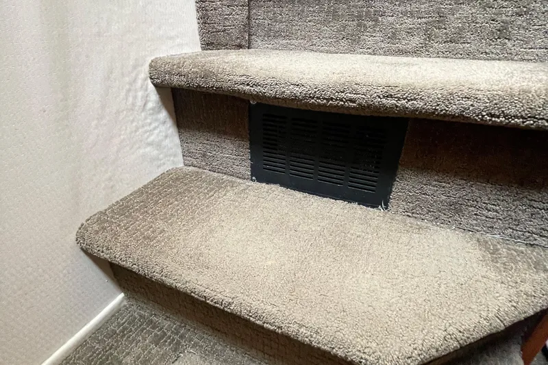  Yacht Photos Pics Carpeted stairs with vent on 1999 Bayliner 3988 Motoryacht.