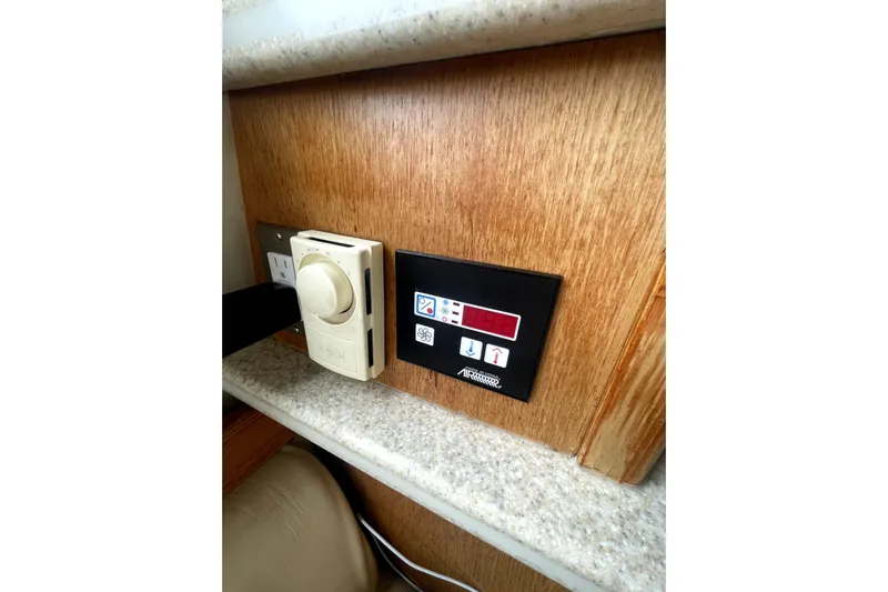  Yacht Photos Pics Control panel on 1999 Bayliner 3988 Motoryacht, featuring temperature and fan settings.