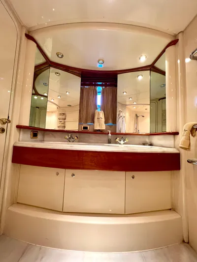 Jbys Trade Yacht Photos Pics Master StateRoom - Head