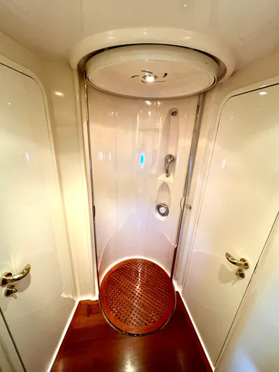 Jbys Trade Yacht Photos Pics Guest Shower