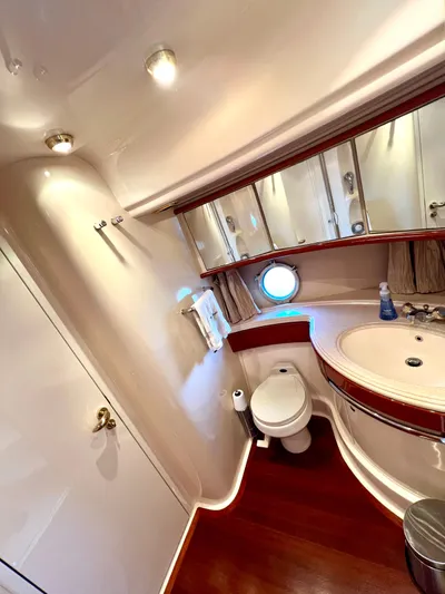 Jbys Trade Yacht Photos Pics Guest Head