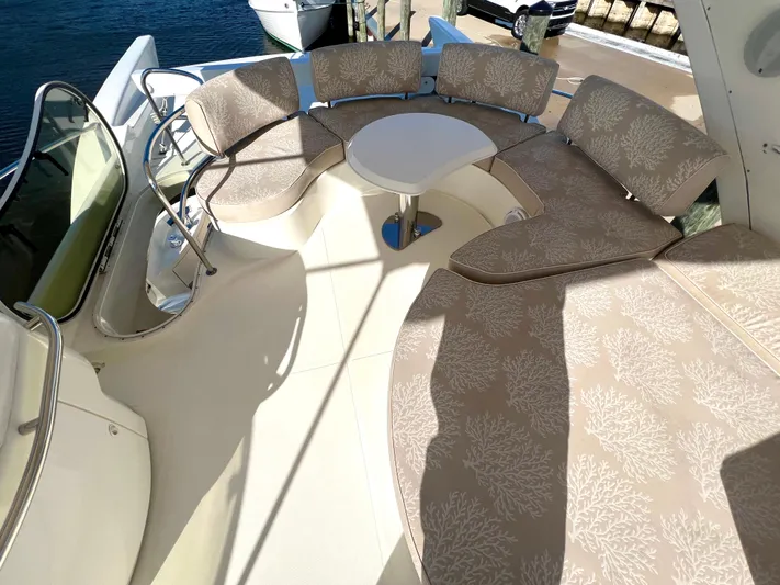 Jbys Trade Yacht Photos Pics U-Shaped Seating Area - FlyBridge