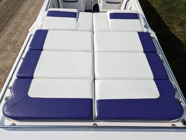  Yacht Photos Pics 2006 Fountain 42 boat with white and purple cushioned seating.