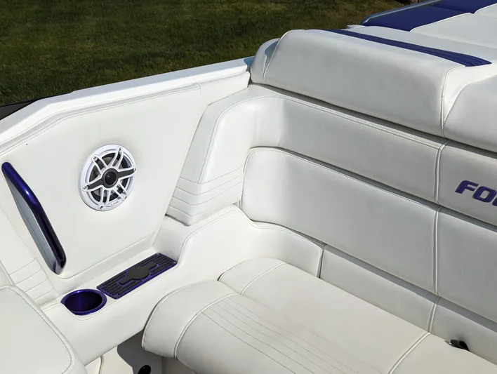  Yacht Photos Pics White and blue seating on a 2006 Fountain 42 boat with speaker and cup holder.