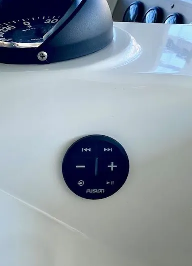  Yacht Photos Pics Control panel on 1999 Carver 456 Aft Cabin Motor Yacht dashboard.