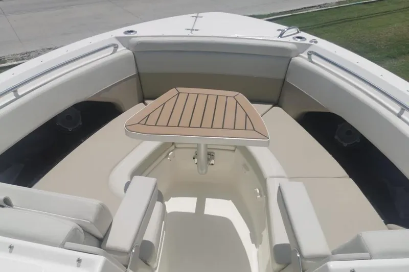 Casa - 2023 Bw 280 Vnt Yacht Photos Pics 2023 Boston Whaler 280 Vantage boat interior with seating and table.