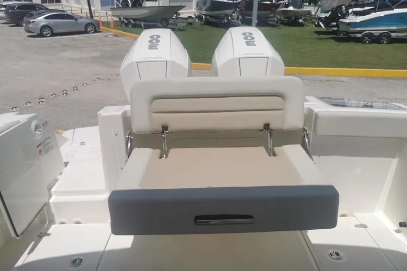 Casa - 2023 Bw 280 Vnt Yacht Photos Pics 2023 Boston Whaler 280 Vantage boat with dual outboard engines and foldable seating.