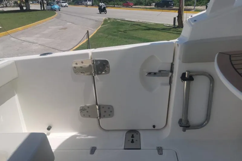 Casa - 2023 Bw 280 Vnt Yacht Photos Pics 2023 Boston Whaler 280 Vantage boat interior, featuring a sturdy door and stainless steel handle.