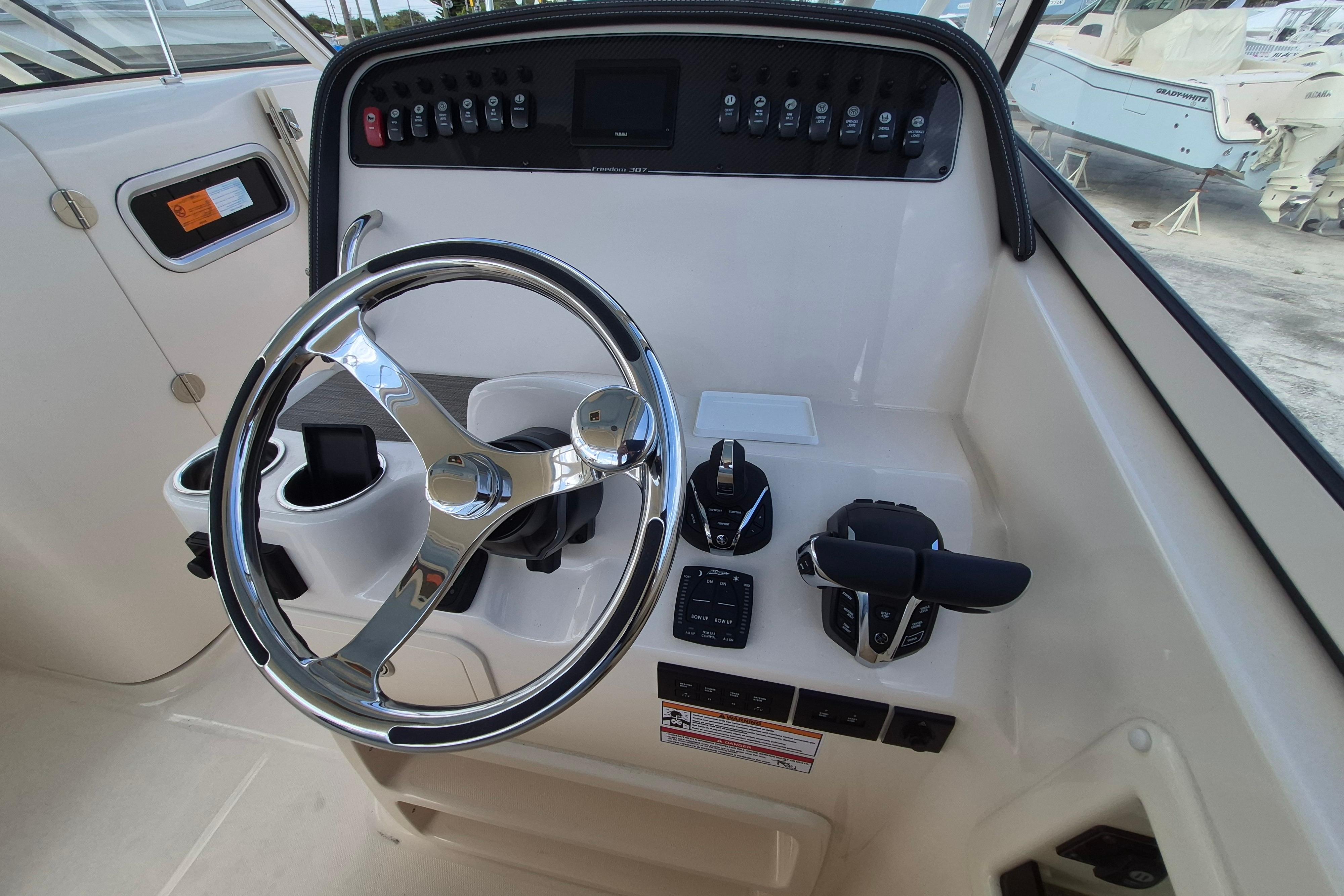2026 Grady-White Freedom 307 - Image 15