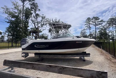 Robalo R227 Dual Console