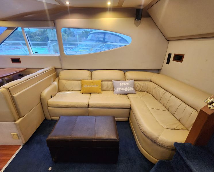 2001 Cruisers Yachts 4450 Express Motoryacht
