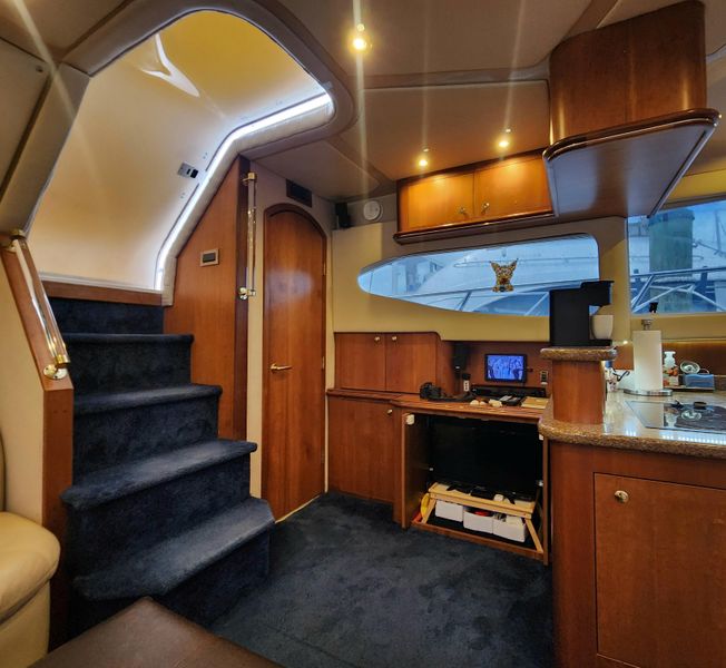 2001 Cruisers Yachts 4450 Express Motoryacht