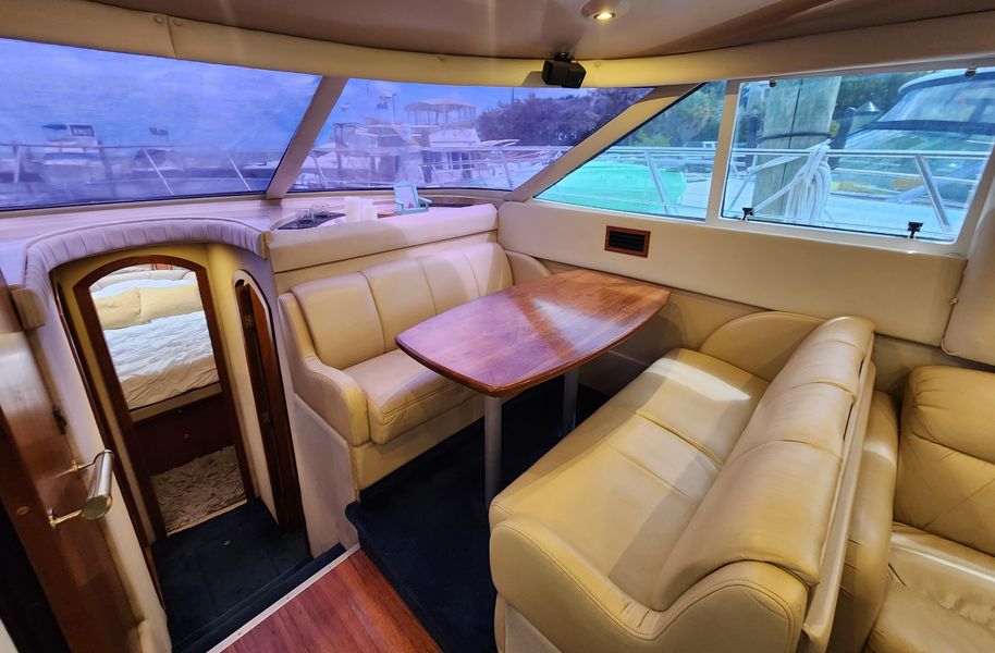 2001 Cruisers Yachts 4450 Express Motoryacht