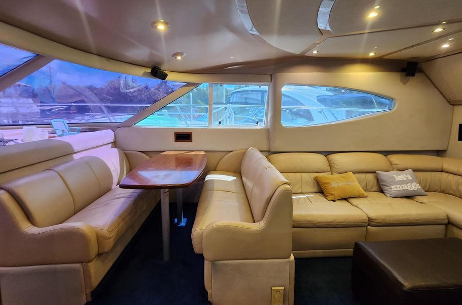 2001 Cruisers Yachts 4450 Express Motoryacht
