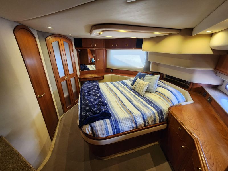2001 Cruisers Yachts 4450 Express Motoryacht