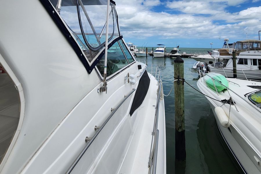 2001 Cruisers Yachts 4450 Express Motoryacht