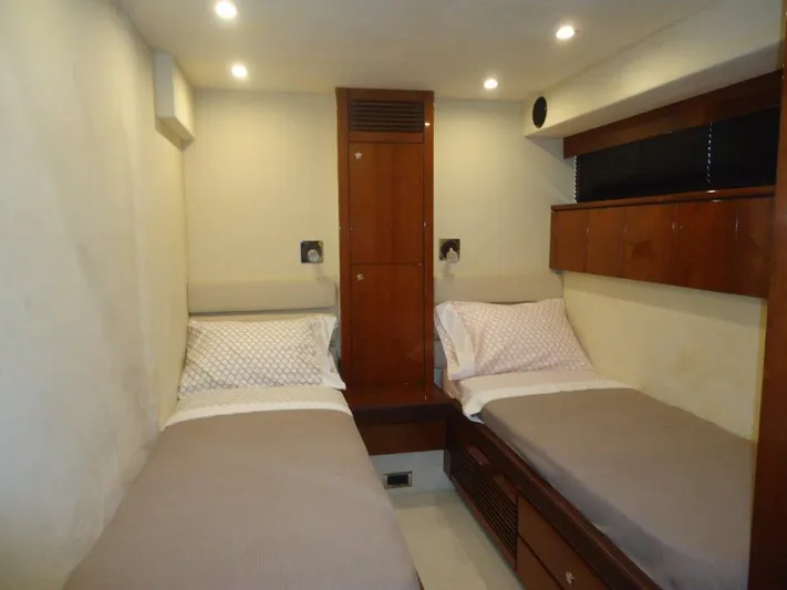  Yacht Photos Pics Guest cabin