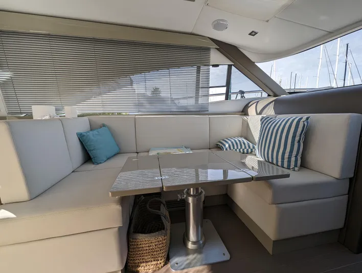 A & O Yacht Photos Pics Austin Parker 44 Sedan dinette