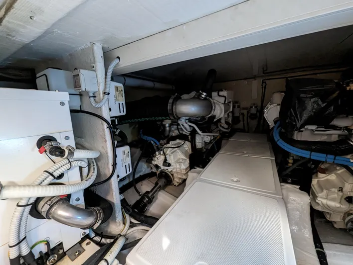 A & O Yacht Photos Pics Austin Parker 44 Sedan engines