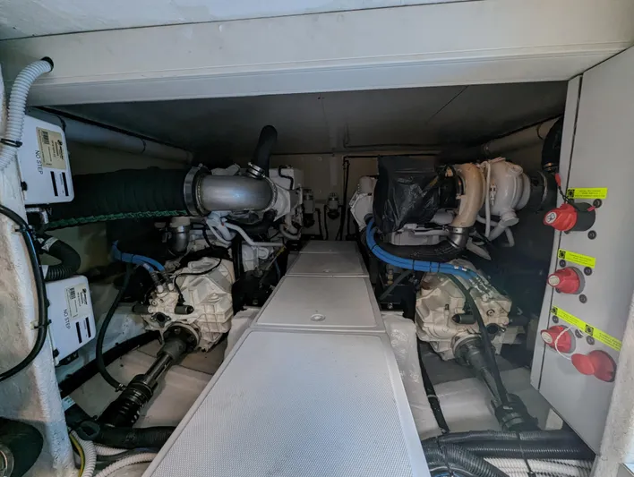 A & O Yacht Photos Pics Austin Parker 44 Sedan engine room
