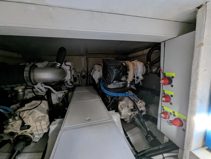 A & O Yacht Photos Pics Austin Parker 44 Sedan engines