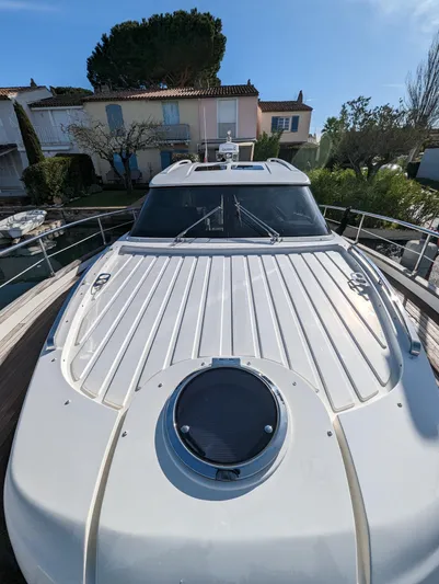 A & O Yacht Photos Pics Austin Parker 44 Sedan fwd sunpad