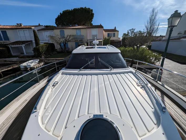 A & O Yacht Photos Pics Austin Parker 44 Sedan fwd deck