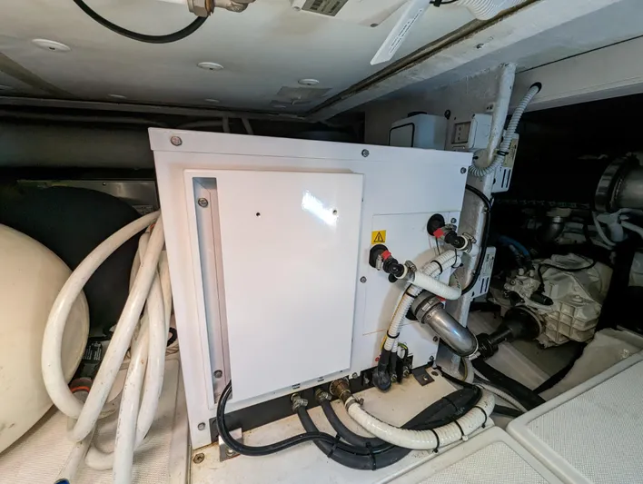 A & O Yacht Photos Pics Austin Parker 44 Sedan generator