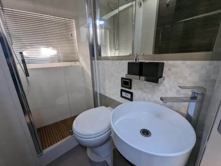 A & O Yacht Photos Pics Austin Parker 44 Sedan guest bathroom