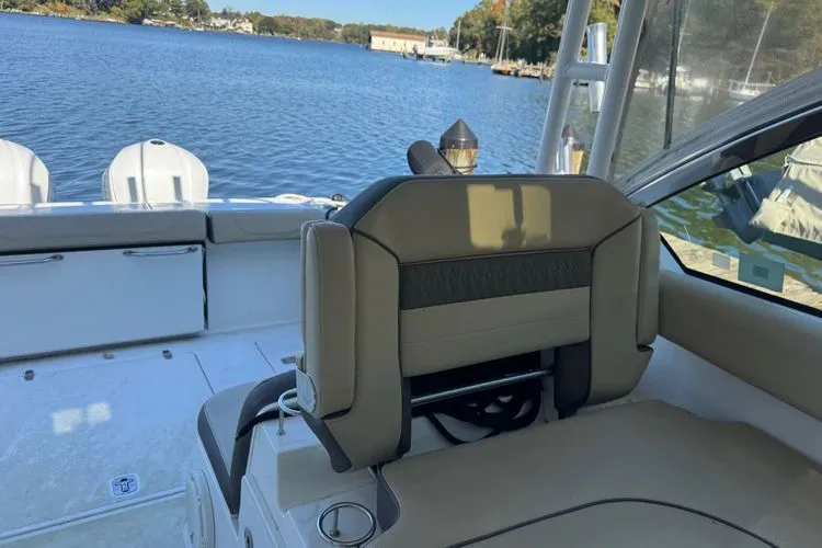 In Pursuit Yacht Photos Pics 2019 Pursuit Dc 325 Dual Console - Image 10