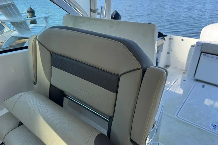 In Pursuit Yacht Photos Pics 2019 Pursuit Dc 325 Dual Console - Image 11