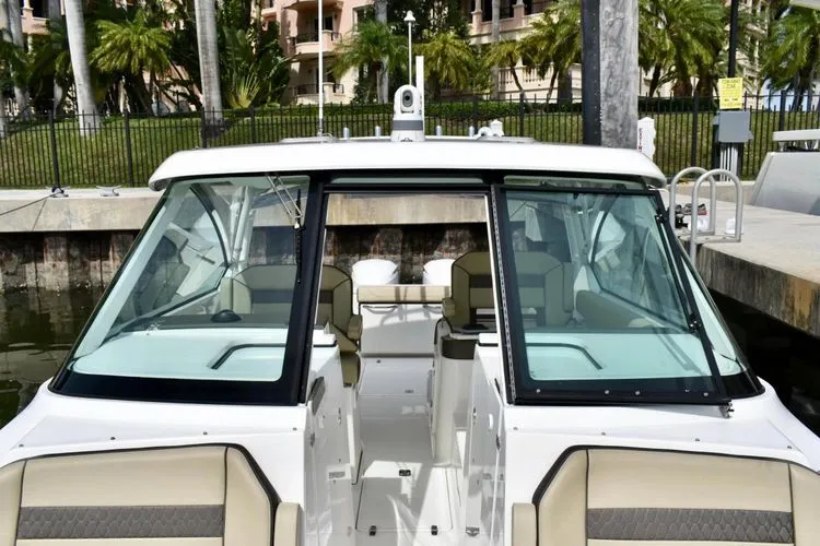 In Pursuit Yacht Photos Pics 2019 Pursuit Dc 325 Dual Console - Image 15