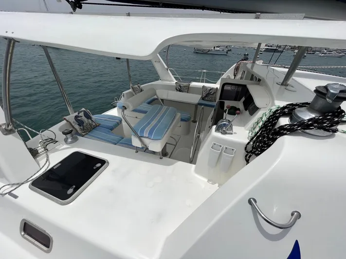 Una Vida Yacht Photos Pics Catamaran deck of 2004 Leopard 47 with seating and navigation area, overlooking the ocean.