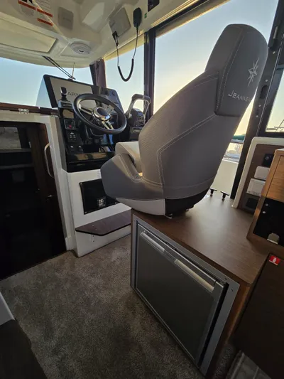Down Time Yacht Photos Pics Interior of 2020 Jeanneau NC 895 Sport boat with helm and seating area.