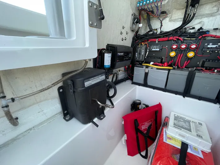Motivated Yacht Photos Pics 2023 Front Runner 26 Center Console boat electrical system with wiring and battery setup.