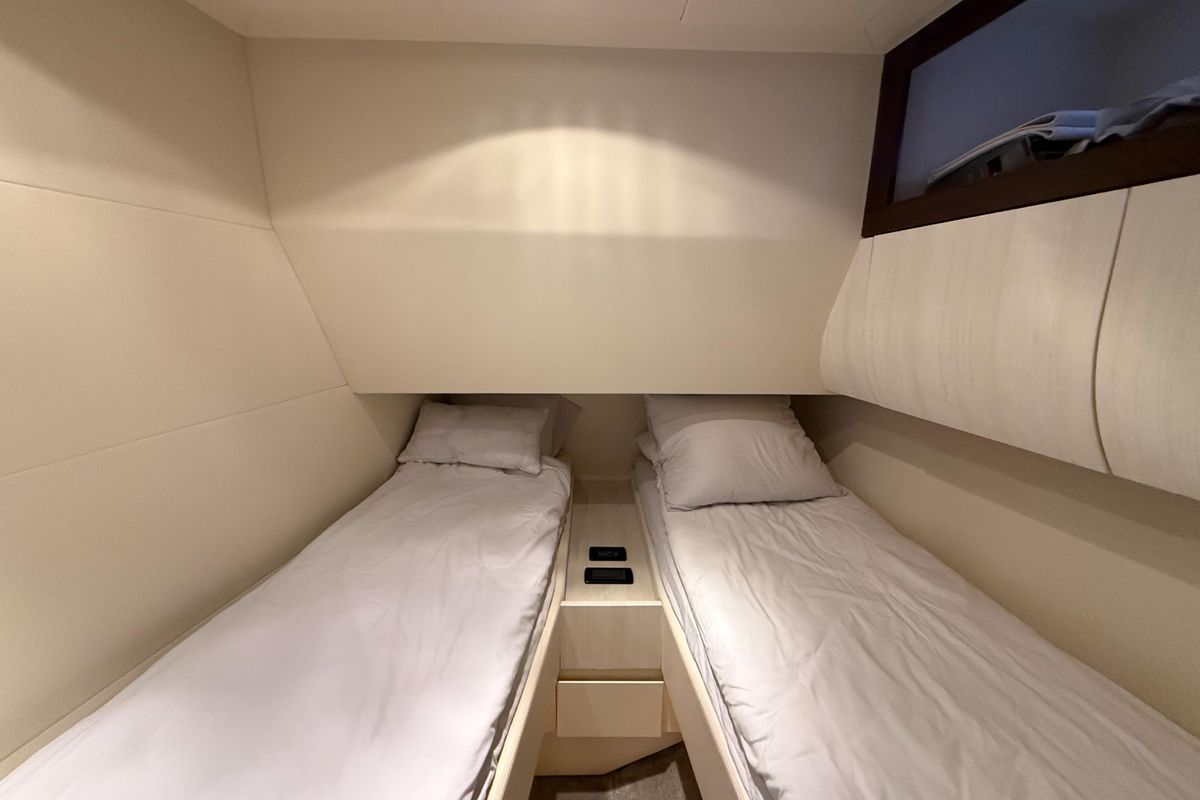 2006 Pershing 59 