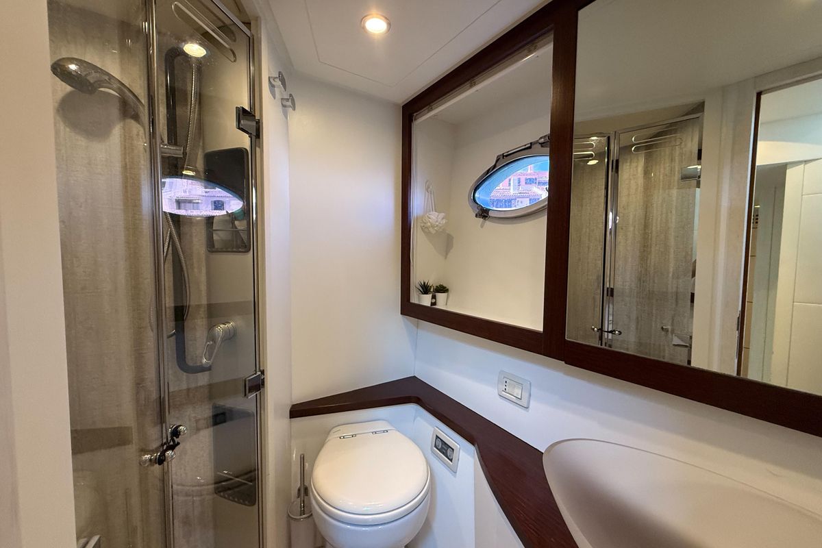 2006 Pershing 59 