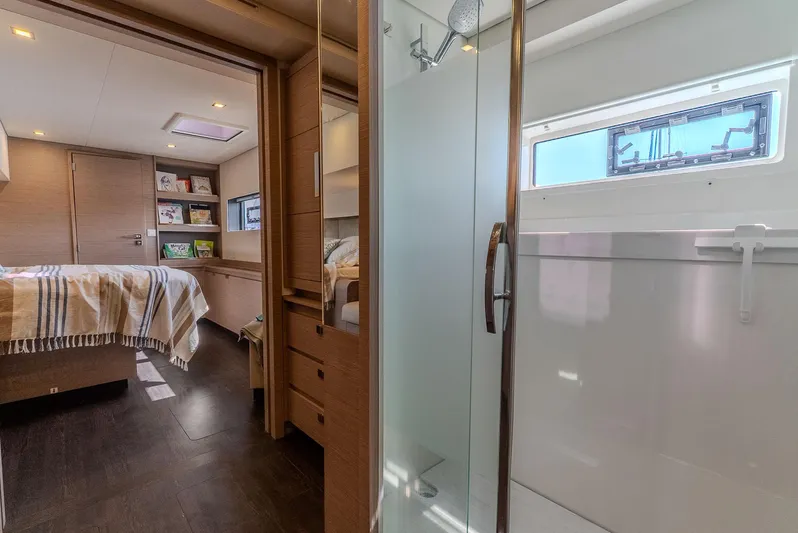  Yacht Photos Pics Luxurious interior of 2022 Fountaine Pajot Samana 59 yacht, featuring bedroom and bathroom.